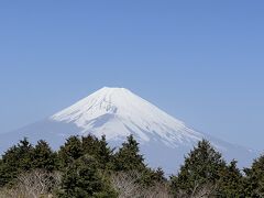 熱海のホテルを出発してやって来たのは十国峠。
箱根と熱海の中間に位置し、晴れ渡った日の十国峠の頂上からは富士山や南アルプス、駿河湾はもとより湘南海岸や三浦半島まで見えるそうです。