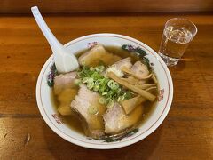 期待以上に美味しい喜多方ラーメンでした！
ただ、あまりにもチャーシューが多過ぎて、腹パンでした...