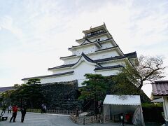 15:40 鶴ヶ城
会津若松市のシンボルである鶴ヶ城。
昔は七層の天守だったそうですが、大地震の被害を受け現在と同じ五層の天守に改修し、その後政府の命令により取り壊された後1965年に現在の天守に再建されました。
難攻不落の名城と称えられたそうです。