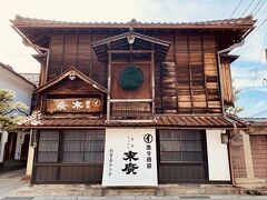14:55 末廣酒造
古き藩政時代の面影を残す建物が点在している会津若松市内のなかでも、ひときわ目を引くのがこの末廣酒造の蔵。
立派な杉玉です。