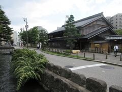 金沢市老舗記念館は藩政時代の商家の面影を残す。長町武家屋敷跡の入り口にあります。