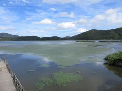 とても天気が良く湖に雲が映っています。