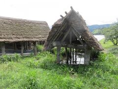 茅葺きの舟小屋