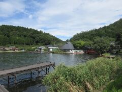 食事をしようとさ迷いたどり着いた湖畔