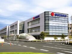 東への一本道を歩けば１０分ほどでスズキ本社工場が観えてきます～、

その正面に在る「スズキ歴史観」にやって来ました、ホンダやヤマハと並ぶ浜松ものづくり御三家です。

＊詳細はクチコミでお願いします