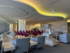 今回は旅費を浮かすためにずっと使わなかったスカイマイルを使ってガルーダインドネシア航空のチケットに交換。　特典航空券2枚で７万マイル。悪くなかったです。
前の年に同じくスカイマイルで台北に行ったのですが、これも一人35000マイル。なんか損した気分になってしまいました。笑

成田空港からの出発だったのでラウンジはKALラウンジを利用。
デルタスカイマイルゴールドメンバーなのでラウンジ利用ができます。T1の利用だとサクララウンジが実は使えるのでちょっと残念な気持ちもあったのですが、最近プライオリティパスでの利用制限が結構厳しくなったおかげなのか？ラウンジが閑散としており、しかも置いてあるドリンクやフードがレベルアップされていました。
おかげで午前便だったのですが朝ご飯がわりに食事もできて、お酒も飲めてなかなかの滑り出しでした。