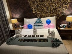 今回お世話になるのはマリオットバリヌサドゥアガーデンというバケーションクラブの施設です。
もちろん有償で誰でも泊まれますが、バケーションクラブのオーナーなのでポイント利用で10泊滞在しました。

そして主人の誕生日旅行だということをお伝えしての予約だったので、部屋に案内されたらサプライズで！旦那さんこういうの慣れてないので大喜び。
言うだけはただなのでメールしておいて良かったなと。正直期待してなかったので私もいい記念になったなと嬉しかったです。