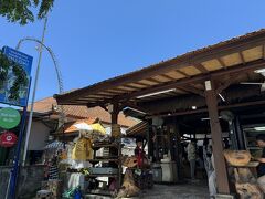 この日は朝ご飯を食べた後、部屋でNetflixの設定がうまくいかずにスタッフに来てもらってなんだかの調整をつけてもらいその後珍しく二人で泣いちゃうような犬の映画を観て過ごしました。　ホテルのセキュリティがきつすぎると持参したFire TVでは観れませんとかたまにありますが、最近はQRコードを読み取るだけで済む予め入っているTVが多いですね。

そしてお昼はロコお勧めのナシアヤムを食べられる店に。