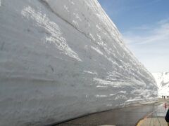 進んでいくと、雪の壁はそそり立っています！
迫力です！