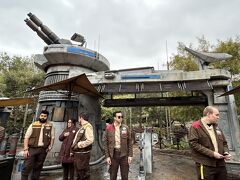 続いて「スター・ウォーズ：ライズ・オブ・ザ・レジスタンス」に来たけれど、何やらトラブル発生かな、乗れない感じだったのでまた復活したら乗りに来ようっと。