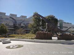 恐竜広場

福井と言えば恐竜。
駅正面の恐竜広場に展示されている恐竜は、９時～21時の間は00分と30分に声を出して動きます。


恐竜広場：https://www.pref.fukui.lg.jp/doc/brandeigyou/plaza.html