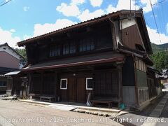 御札場跡(西尾茂左衛門家)

福井藩内では藩札の使用が強制されたため、金銀と藩札との両替をする場所として設けられたのが御札場です。


福井藩：https://ja.wikipedia.org/wiki/%E7%A6%8F%E4%BA%95%E8%97%A9
藩札：https://ja.wikipedia.org/wiki/%E8%97%A9%E6%9C%AD