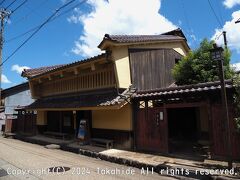 京藤甚五郎家

立派なうだつのあがる家です。
金・土・日・祝は内部の見学が可能で、庭に面する部屋には水戸天狗党の一行が宿泊した際に刀傷をつけた柱が残っています。


京藤甚五郎家：https://www.town.minamiechizen.lg.jp/kurasi/103/128/p003509.html
水戸天狗党：https://ja.wikipedia.org/wiki/%E5%A4%A9%E7%8B%97%E5%85%9A%E3%81%AE%E4%B9%B1
水戸天狗党：https://www.jaea.go.jp/04/xturuga/shiki/pdf/furusato-132.pdf
