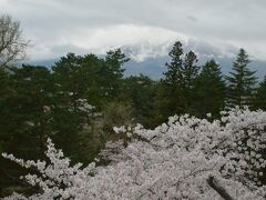 朝7時前。前日見えなかった岩木山が少しだけ顔を出していました。