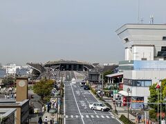 山下臨港線プロムナードからの眺め。横浜港大さん橋国際客船ターミナル。