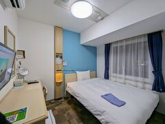 今回の宿泊先は、善光寺口側のホテルのお値段か高く、なんとか手頃なお値段で取れた東横イン長野駅東口。東口から出て少し歩きます（見えているのにすぐにたどり着けない距離笑）。
東横インの新しいスタイル？フロントや部屋の壁が爽やかなブルーでとても明るく清潔な雰囲気。
ナイトウェアは部屋に準備されていました。通常東横インにあるものと違いブルーで手触りの良いものでした。