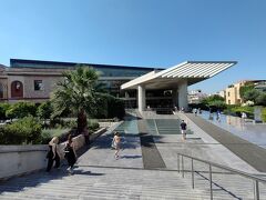 ゲートを出た目の前に新アクロポリス博物館があります、１５ユーロでした