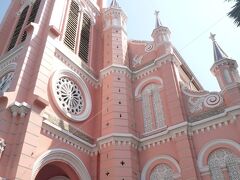 14時過ぎたので再びタンディン教会に行きます。
門は開いていましたが、教会の中には入れませんでした。
ピンクの教会が青空に生えます。