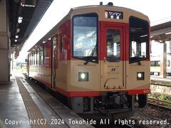 美濃太田駅

長良川鉄道越美南線に乗り換えます。
乗車したのはナガラ600形の601です。
かつて越美南線を走っていた急行「おくみの」に使用されていたキハ58系の外観を復刻させた車両ですが、全席ロングシートなのが残念。


美濃太田駅：https://railway.jr-central.co.jp/station-guide/tokai/mino-ota/
美濃太田駅：http://www.nagatetsu.co.jp/route/mino_ota/
美濃太田駅：https://ja.wikipedia.org/wiki/%E7%BE%8E%E6%BF%83%E5%A4%AA%E7%94%B0%E9%A7%85
長良川鉄道：http://www.nagatetsu.co.jp
長良川鉄道：https://ja.wikipedia.org/wiki/%E9%95%B7%E8%89%AF%E5%B7%9D%E9%89%84%E9%81%93
長良川鉄道越美南線：https://ja.wikipedia.org/wiki/%E9%95%B7%E8%89%AF%E5%B7%9D%E9%89%84%E9%81%93%E8%B6%8A%E7%BE%8E%E5%8D%97%E7%B7%9A
ナガラ600形：https://ja.wikipedia.org/wiki/%E9%95%B7%E8%89%AF%E5%B7%9D%E9%89%84%E9%81%93#%E7%8F%BE%E6%9C%89%E8%BB%8A%E4%B8%A1
601：https://raillab.jp/car/83168
キハ58系：https://ja.wikipedia.org/wiki/%E5%9B%BD%E9%89%84%E3%82%AD%E3%83%8F58%E7%B3%BB%E6%B0%97%E5%8B%95%E8%BB%8A
復刻：https://www.asahi.com/articles/ASPB86S35PB8OHGB00J.html