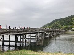 そして渡月橋！

花火時の吾妻橋ほどではありませんが、なかなかの混雑っぷりでした。