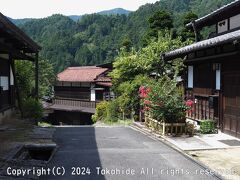 妻籠口留番所跡付近

江戸時代初頭までの口留番所跡を過ぎると妻籠宿に入ります。
右の木に隠れている部分に高札場跡があります。


妻籠口留番所跡：https://www.mlit.go.jp/tagengo-db/R1-01474.html
口留番所：https://ja.wikipedia.org/wiki/%E5%8F%A3%E7%95%99%E7%95%AA%E6%89%80
妻籠宿：https://tsumago.jp
妻籠宿：https://nagiso.jp/topics_category/tsumago/
妻籠宿：https://bunka.nii.ac.jp/heritages/detail/125327
妻籠宿：https://ja.wikipedia.org/wiki/%E5%A6%BB%E7%B1%A0%E5%AE%BF
妻籠宿高札場跡：https://nagiso.jp/topics/kosatsuba/