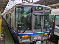 立ち客の多い中、近江今津駅に到着しました。
ここで敦賀行きの普通列車に乗り換えます。
この電車も立ち客がありました。
平日なので少しはすいてると思いましたが、考えが甘かったようです。