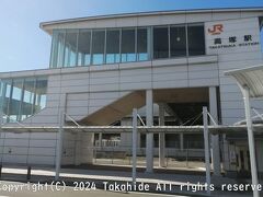 高塚駅

岐阜からは豊橋行き新快速、豊橋からは先行していた浜松行き普通列車に乗り換えて高塚駅で下車します。
帰りの時間帯は窓口が閉まっている可能性があったので下車時に駅スタンプを押印しました。
乗車したのは豊橋までが313系３次車5000番台Y109編成のクモハ313-5009、豊橋からが313系１次車０番台Y3編成のサハ313-3です。


高塚駅：https://railway.jr-central.co.jp/station-guide/shizuoka/takatsuka/index.html
高塚駅：https://ja.wikipedia.org/wiki/%E9%AB%98%E5%A1%9A%E9%A7%85
岐阜駅：https://railway.jr-central.co.jp/station-guide/tokai/gifu/
岐阜駅：https://ja.wikipedia.org/wiki/%E5%B2%90%E9%98%9C%E9%A7%85
豊橋駅：https://railway.jr-central.co.jp/station-guide/shinkansen/toyohashi/
豊橋駅：https://ja.wikipedia.org/wiki/%E8%B1%8A%E6%A9%8B%E9%A7%85
新快速：https://ja.wikipedia.org/wiki/%E6%96%B0%E5%BF%AB%E9%80%9F#%E5%90%8D%E5%8F%A4%E5%B1%8B%E5%9C%B0%E5%8C%BA%EF%BC%88JR%E6%9D%B1%E6%B5%B7%EF%BC%89
浜松駅：https://railway.jr-central.co.jp/station-guide/shinkansen/hamamatsu/
浜松駅：https://ja.wikipedia.org/wiki/%E6%B5%9C%E6%9D%BE%E9%A7%85
駅スタンプ：https://ja.wikipedia.org/wiki/%E9%A7%85%E3%82%B9%E3%82%BF%E3%83%B3%E3%83%97
313系：https://railway.jr-central.co.jp/train/local/detail_03_01/index.html
313系：https://ja.wikipedia.org/wiki/JR%E6%9D%B1%E6%B5%B7313%E7%B3%BB%E9%9B%BB%E8%BB%8A
３次車：https://ja.wikipedia.org/wiki/JR%E6%9D%B1%E6%B5%B7313%E7%B3%BB%E9%9B%BB%E8%BB%8A#3%E6%AC%A1%E8%BB%8A
5000番台：https://ja.wikipedia.org/wiki/JR%E6%9D%B1%E6%B5%B7313%E7%B3%BB%E9%9B%BB%E8%BB%8A#5000%E7%95%AA%E5%8F%B0
Y109編成：https://raillab.jp/carset/5547
クモハ313-5009：https://raillab.jp/car/26150
１次車：https://ja.wikipedia.org/wiki/JR%E6%9D%B1%E6%B5%B7313%E7%B3%BB%E9%9B%BB%E8%BB%8A#1%E6%AC%A1%E8%BB%8A%E3%83%BB2%E6%AC%A1%E8%BB%8A
０番台：https://ja.wikipedia.org/wiki/JR%E6%9D%B1%E6%B5%B7313%E7%B3%BB%E9%9B%BB%E8%BB%8A#0%E7%95%AA%E5%8F%B0%E3%83%BB300%E7%95%AA%E5%8F%B0
Y3編成：https://raillab.jp/carset/5475
サハ313-3：https://raillab.jp/car/25933