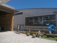 御厨駅

高塚駅に戻って浜松行き普通列車に乗車します。
車両は211系5000番台２次車LL14編成のモハ210-5036です。
浜松で興津行き普通列車に乗り換えます。
乗車したのは313系３次車2500番台T17編成のモハ313-2517です。
駅の北口を出るとジュビロくんが迎えてくれます。
ここはジュビロ磐田のホーム、ヤマハスタジアムの最寄り駅のためか椅子もサッカーボール型です。ヤマハスタジアムは静岡ブルーレヴズのホームでもあるので、クラブマスコットのレヴズとラグビーボールも欲しいところ…


御厨駅：https://railway.jr-central.co.jp/station-guide/shizuoka/mikuriya/
御厨駅：https://ja.wikipedia.org/wiki/%E5%BE%A1%E5%8E%A8%E9%A7%85_(%E9%9D%99%E5%B2%A1%E7%9C%8C)
211系：https://ja.wikipedia.org/wiki/%E5%9B%BD%E9%89%84211%E7%B3%BB%E9%9B%BB%E8%BB%8A
5000番台：https://ja.wikipedia.org/wiki/%E5%9B%BD%E9%89%84211%E7%B3%BB%E9%9B%BB%E8%BB%8A#5000%E3%83%BB6000%E7%95%AA%E5%8F%B0
２次車：https://ja.wikipedia.org/wiki/%E5%9B%BD%E9%89%84211%E7%B3%BB%E9%9B%BB%E8%BB%8A#2%E6%AC%A1%E8%BB%8A
LL14編成：https://raillab.jp/carset/12577
モハ210-5036：https://raillab.jp/car/41703
興津駅：https://railway.jr-central.co.jp/station-guide/shizuoka/okitsu/
興津駅：https://ja.wikipedia.org/wiki/%E8%88%88%E6%B4%A5%E9%A7%85
2500番台：https://ja.wikipedia.org/wiki/JR%E6%9D%B1%E6%B5%B7313%E7%B3%BB%E9%9B%BB%E8%BB%8A#2500%E7%95%AA%E5%8F%B0%EF%BC%88%E5%9F%BA%E6%9C%AC%E4%BB%95%E6%A7%98%E8%BB%8A%EF%BC%89
T17編成：https://raillab.jp/carset/5593
モハ313-2517：https://raillab.jp/car/26286
ジュビロ磐田：https://www.jubilo-iwata.co.jp
ジュビロ磐田：https://ja.wikipedia.org/wiki/%E3%82%B8%E3%83%A5%E3%83%93%E3%83%AD%E7%A3%90%E7%94%B0
ヤマハスタジアム：https://ja.wikipedia.org/wiki/%E3%83%A4%E3%83%9E%E3%83%8F%E3%82%B9%E3%82%BF%E3%82%B8%E3%82%A2%E3%83%A0
静岡ブルーレヴズ：https://www.shizuoka-bluerevs.com
静岡ブルーレヴズ：https://ja.wikipedia.org/wiki/%E9%9D%99%E5%B2%A1%E3%83%96%E3%83%AB%E3%83%BC%E3%83%AC%E3%83%B4%E3%82%BA