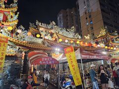 腹もくちたので夜市へとやってきました

一番大きい夜市、士林夜市は工事中で閉鎖されているため
ここ饒河観光夜市が現在一番大きな夜市です