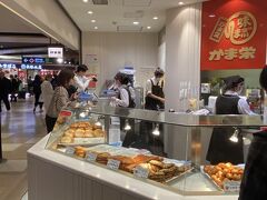 札幌滞在時間は短かったですが、目的をすべて果たして新千歳空港へ戻りました。新千歳空港は魅力的なものが多過ぎて楽しい。お菓子を買ったあとの次の目的のお店はかま栄。