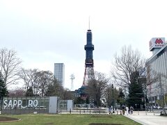 今回は日曜日の日帰りのため帰りが遅くならないように新千歳空港８:50着ー17:00発の滞在時間が限られたスケジュール。ロスタイムを少なくするようにレンタカーを利用。さくらお花見を１か所、ランチ、おやつの３つに絞り込んでまずは大通公園に到着。札幌テレビ塔にごあいさつ。