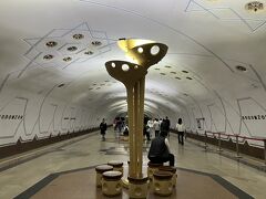 最寄りの地下鉄駅から、移動します。

こちらはBodomzor駅。

この駅もまた、独特の雰囲気。ホーム中央に立つ照明がオシャレ。