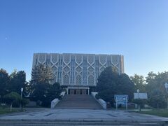 散歩は続く。

やってきたのはウズベキスタン国立歴史博物館。
もちろん夕方の遅い時間なので、多分やっていないでしょう。
外から見るだけでも、建物の面白さが伝わってくる。