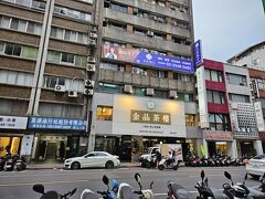 九分と十分へ向かう前に、小籠包店で食事です

ここは綺麗なお店で小規模団体客用のお店だったようで、私たちと同じような小規模団体（２～10人）客がガイドに案内されて来ていました

食事時間30分ということで、ご一緒した家族連れの方々と早食い競争だね！とか言いながら平らげました

味はいたって普通で可もなく不可もなかったです