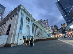 Penn Stationです。
歴史ある外観を持つ建物でした。