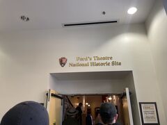 まず1件目は、Ford Theatre。
リンカーンが暗殺された劇場です。
（実際に亡くなったのは、運ばれた先のこの劇場向かいのピーターセンハウスです）
見学無料で、見学時間まで20分ほど待ちました。

現役の劇場です！