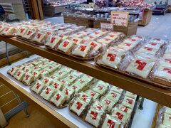 ものすごい数のクリームボックス。
ほかのパンはほぼ売り切れていたのにクリームボックスだけめちゃあった。