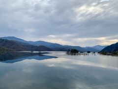 07:20 秋元湖展望台
目の前に現れたのは秋元湖。
磐梯山の噴火によって形成された堰止湖です。