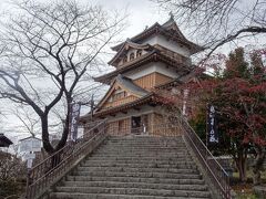 続いてうな藤さんから約１km 15分ほど歩いて
続日本100名城【高島城】へ

1590年、豊臣秀吉の小田原攻めで山中城を攻略した恩賞として、信濃諏訪藩（高島藩）38,000石を与えられ約７年掛けて築城した「諏訪の浮城」と呼ばれていたそうです。築城当時は、天守閣の目の前まで諏訪湖の湖畔だったそうです。