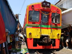 一昨日の台湾・十分に続いてタイでも間近を走る列車を撮影。