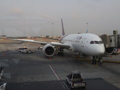 搭乗便はG2番ゲートから出発のタイ国際航空620便で機材はHS-TQA。予約時はA350充当予定だったもののB777-200ERへ変更となりましたが、この日は更にB787-8へ機材変更がなされていました。