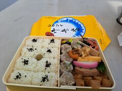 出発の羽田空港では4トラで人気の？崎陽軒のシュウマイお弁当。