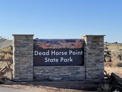 モアブから北へ30マイル（約48キロ）車で30分ほどのところにあるデットホースポイント州立公園に来ました。（車一台＄２０。ここは州立公園なので国立公園のパスは使えません）

ここはキャニオンランズ国立公園に行く途中に位置しています。
