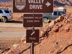 着きました。ここは「ナバホ族居留地」の「Monument Valley Navajo Tribal Park」です。ここも国立公園ではないので、入り口で車１台＄20を払います。

コロナでナバホ族は多数の感染者・被害が出て、この公園も長く閉鎖されていました。しかし主な収入源であることも事実。苦渋の決断だっと思われますが、やっと公園再開。当時ツアーはまだ行われてませんでした。この「バレードライブ」の受付に間に合いました。自分達のレンタカーで回ります。
