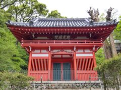 徳光院（山門）
　寺名「徳光禅院」の額が掛かった大きな朱楼門です。
　この門は、1906年に播州より移築されたもので、その鬼瓦に明和3年
　（1766年）の文字がある。歴史ある建物とのことです。
