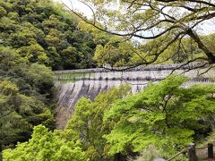 布引五本松ダム
　1900年に竣工された日本最古の重力式コンクリートダムです。
　堤高：33.3 m、堤頂長：110.3 m
　形の良い、歴史あるダムです。
　国の重要文化財に指定されています。