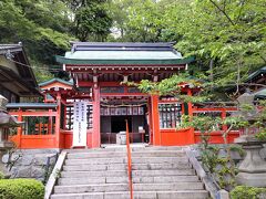 諏訪神社
　・諏訪山公園に隣接して鎮座している神社です。
　・美しい朱色の門が特徴てきです。