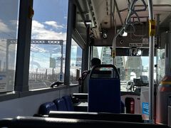 Google先生に行き方を教えてもらって、バスを乗り継いて「コアラ　パーク　サククチュアリ」に向かいます。　バスはハーバーブリッジを渡ります。