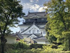 岡崎城、別名は竜城・竜ヶ城、平山城で1452～55年頃に西郷頼嗣により築城されました。

当時は東海地方の城では3番目の規模を誇る城でしたが、1873年の廃城令によって廃城、天守閣は1959年に鉄筋コンクリート3層5階、高さ28mで再建されました。

設計者は、名古屋工業大学の城戸 久氏です。