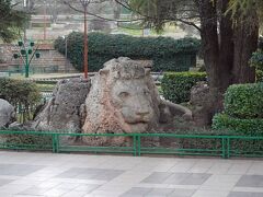 イフレンに到着しました。「ライオン公園（Jardin Du Lion）」には3メートルほどのバーバリライオンの像があります。ディズニー映画の「ライオンキング」に登場する悪役のスカー（Scar）はこのバーバリライオンがモデルになっています。